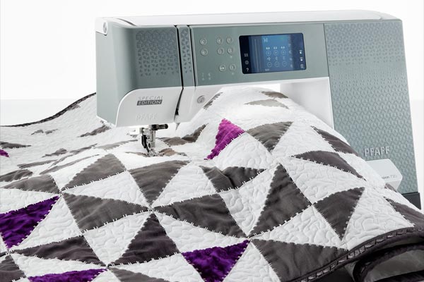 Grand espace de couture de la Pfaff Quilt Expression 720 Edition Limitée