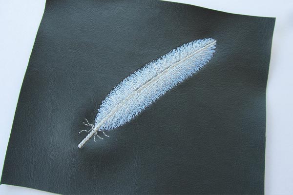 Broderie sur du simili cuir avec la Janome MC500e