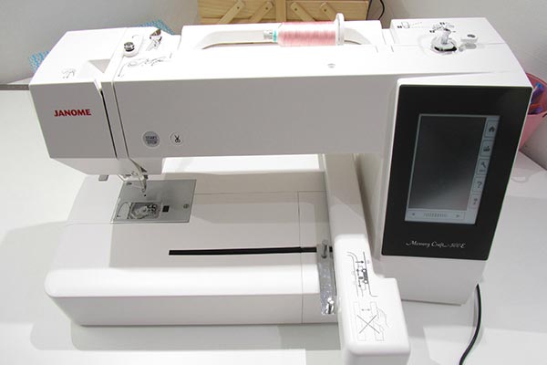 Champ de broderie 20x28cm de la machine à broder Janome MC500e