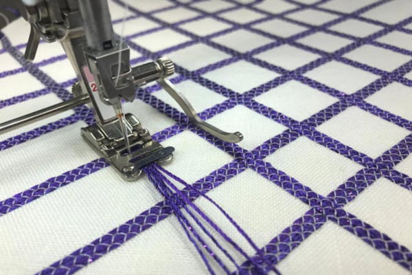 Couching à plat avec le pied 22 ou 25 pour machine à coudre Bernina