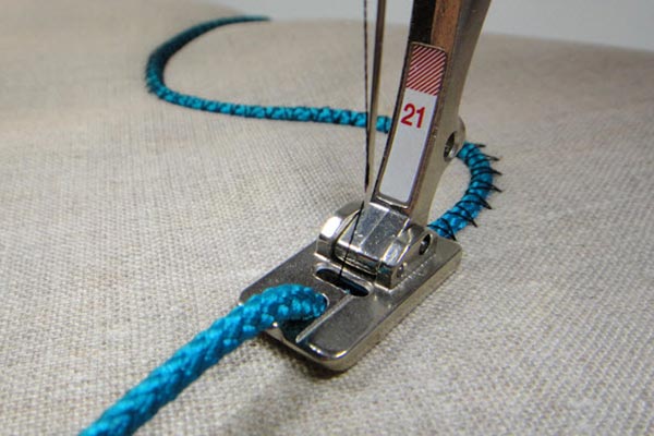 Simple Couching avec une machine à coudre Bernina