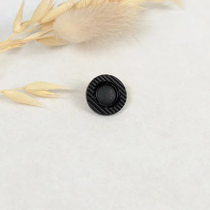 Bouton ligné noir 15mm Bouton ligné noir 15mm